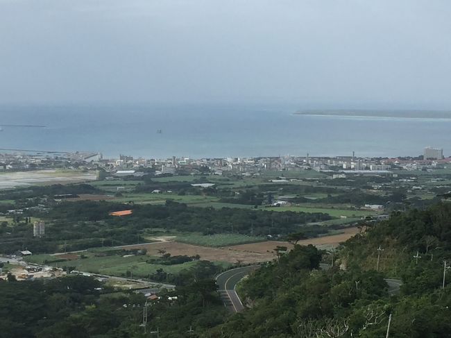 公園の真ん中を通るバンナスカイラインを登り切ると最初にあるのが、「エメラルドの海を見る展望台」です。<br />新石垣空港や石垣市内、さらには竹富島などが間近に見えます。<br />また、違う方面では名蔵湾なども見えます。バンナ公園の中では、一二を争う観光スポットだと思います。