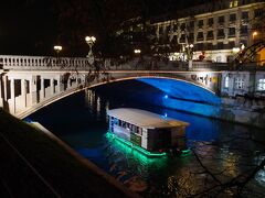次の橋が見えて来ました。「竜の橋 (Zmajski most)」です。
こちらは、肉屋の橋と違って、歴史ある形をしています。そのくせ、橋の下からの青い照明が粋です。
