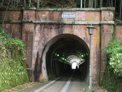 駅のほうまで戻って、
北吸トンネルにやって来ました。
中舞鶴線が通っていたそうです。
線路跡が、遊歩道になっています。