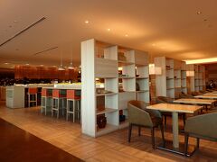 ビジネスクラスだとチェックインは並ばずにできることにまず感動。
ベトナム航空はサクララウンジが使えるとのことで早速突入。ホテルのフロントみたいな感じの場所でチケットをチェック後、中に。すぐの場所の鍵付きロッカーに荷物を預け、食事ができるエリアに。元旦の3時前は空いてて快適。

