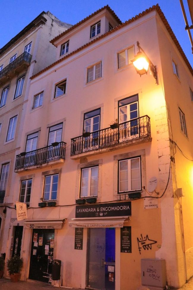 ホテルの外観です。<br /><br />私達のお部屋は最上階の窓が２つあるところ。<br />なるべく現地で暮らしているような感じで旅したい私達は、小さな宿を選ぶ事が多いです。<br /><br />写真には写っていませんが、左隣には小さなスーパーがあったので、夫はそこでビールを買って部屋で飲んでいました。<br /><br />ここは地下鉄グリーンライン、ブルーラインの駅も近く、ジェロニモス修道院へ行ける市電１５番の乗り場も近く、とても便利な場所でした。