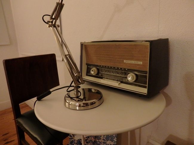 部屋にテレビはないけれど、レトロなラジオが置いてありました。<br />使ってはいないけど、使えるようでした。