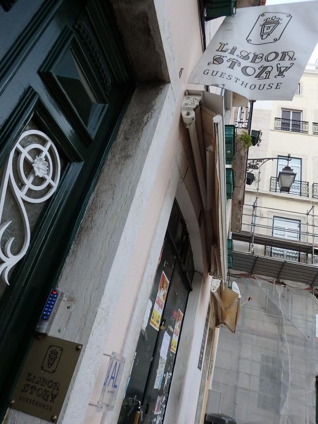 おはようございます。<br />外が賑やかなのと、時差ボケでほとんど眠れないまま朝を迎えました。<br /><br />朝食は８時～なので、その前にホテル周辺を歩いてみる事に。<br /><br />ここが昨夜写真を撮れなかった、ホテルの入り口です。<br />宿泊者は暗証番号をピッポッパと押して入るようになっています。