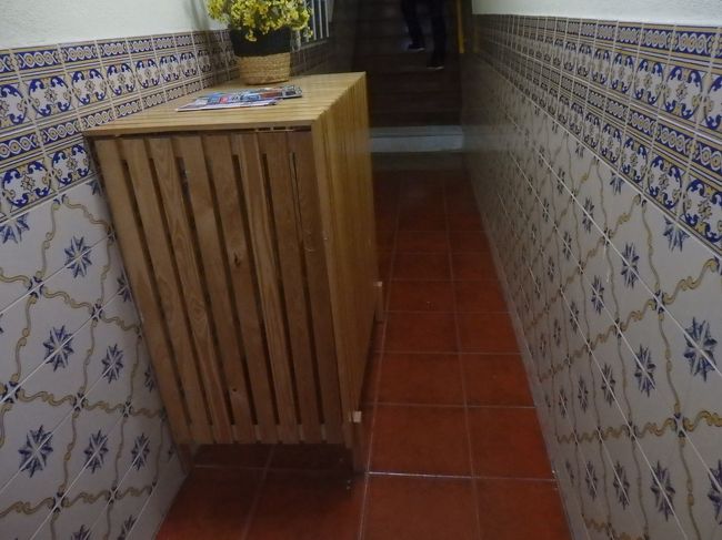 そろそろ８時。<br />宿へと戻ってきました。<br /><br />入ってすぐの廊下にもアズレージョ。<br />少しだけアパート暮らししてる感覚。<br />こういうのが楽しいのです。私達。