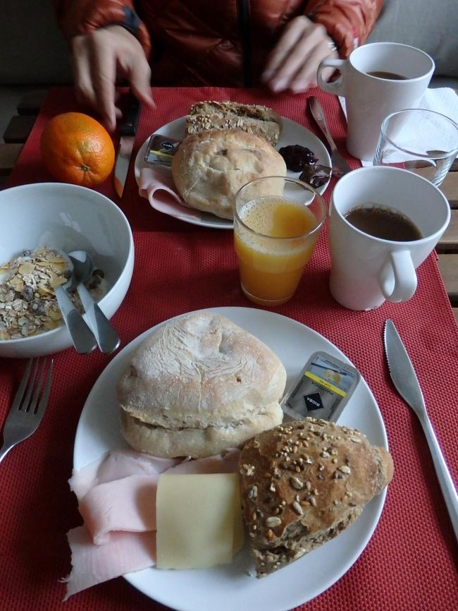メニューは毎朝一緒。<br /><br />パン、シリアル、ミルク、ヨーグルト、コーヒー、オレンジジュース、ハム、チーズ、フルーツ<br /><br />写真の白っぽいパンは他のホテルでもあったので、ポルトガルの定番のパンなのかな。<br />私はこのパンが一番好きでした。<br />大好きなヨーロッパのハムが食べられて嬉しいな♪
