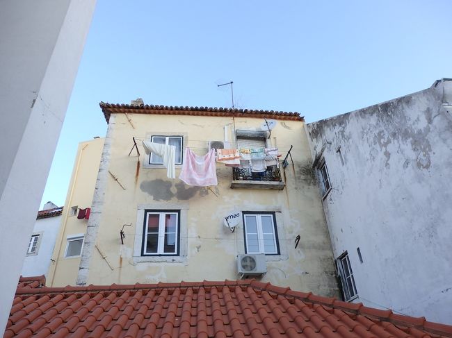 見上げれば、生活感を感じられる洗濯物がヒラヒラ。<br /><br />地元の人々の生活感を感じるのも好きなんだよね。