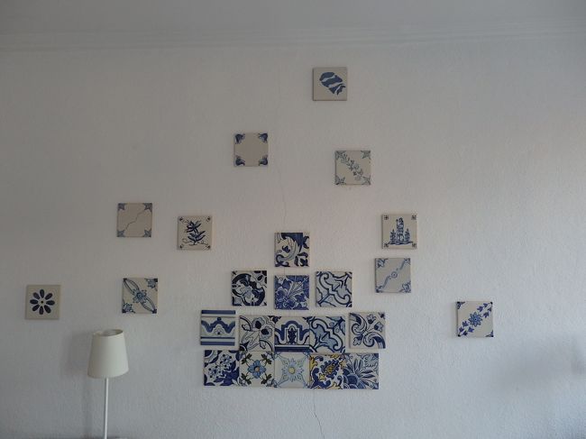 アズレージョが壁に貼ってあるので、アズレージョのお部屋。<br /><br />アズレージョとは・・・<br />ポルトガル・スペインで生産される、典型的な上薬をかけて焼かれたタイル。途絶えることなしに5世紀もの間生産され続け、ポルトガル文化の典型的な要素となった。<br />ポルトガルへ行けばどこでも、アズレージョは教会、宮殿、一般の家の内や外、鉄道駅や地下鉄駅でさえも見られる。アズレージョは、壁や床、天井でさえも使われるように、ポルトガル建築の多くで主要な要素となっている。装飾用に使用されるのみでなく、一般の家の室温管理のような特別な機能能力を持つ。アズレージョの多くは、ポルトガル史の歴史的・文化的要素を記録しているのである。（Wikipediaより）<br /><br />これからアズレージョが沢山出てきますので、覚えておいて下さいね。<br />