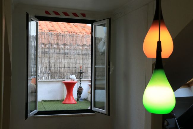 小さなテラスがあります。<br /><br />ここは喫煙スペースとして使われているみたい。<br />室内は禁煙です。<br /><br />夫は結婚と同時にタバコを止めたので、喫煙スペースは必要ないけどね。