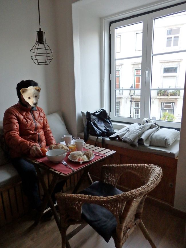 私達は窓際に座りました。