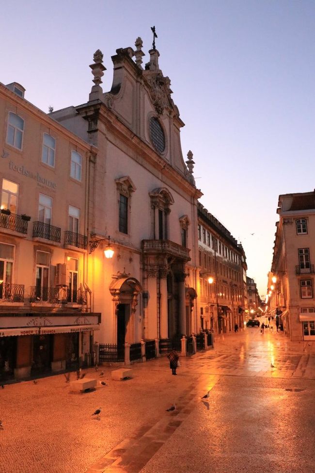 この路地を進むと、フィゲイラ広場に出ます。<br />市電１５番の乗り場があります。