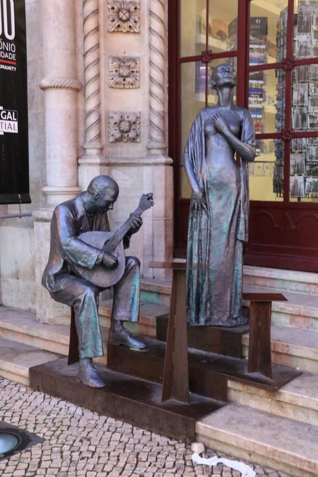 ポルトガルの民族歌謡ファドの演奏者と歌い手の像