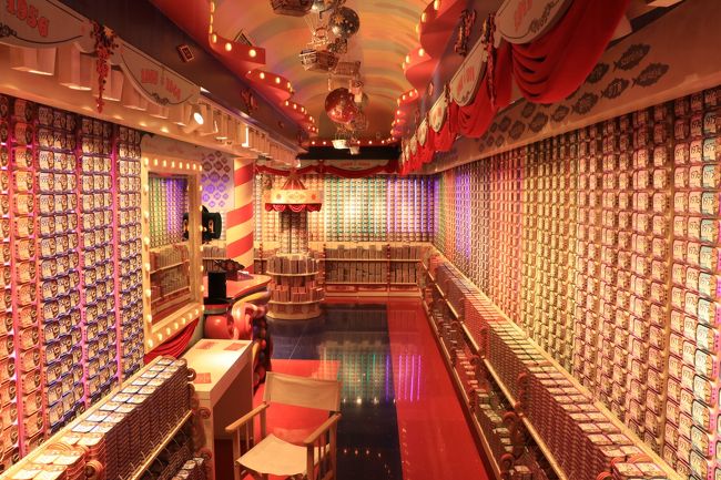 お土産屋さんをのぞき見。<br />きれいに並べられた缶詰が芸術的。