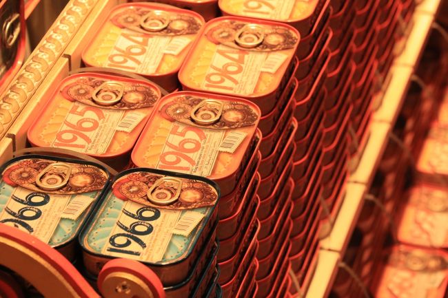 これは缶詰のチョコだと思います。<br /><br />生まれた年の缶詰をお土産にするのも良いかもね。<br /><br />このお店、昼間はお店に入るための行列が出来ていました。