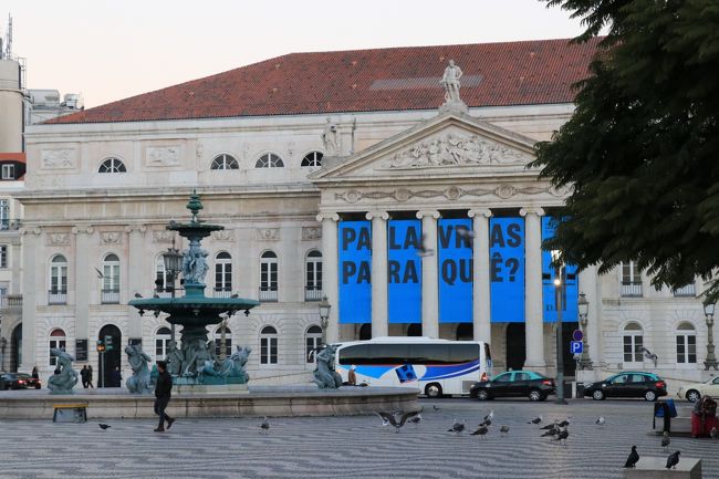 ドナ・マリア２世国立劇場<br /><br />夜はここのイルミもきれいでしたよ。