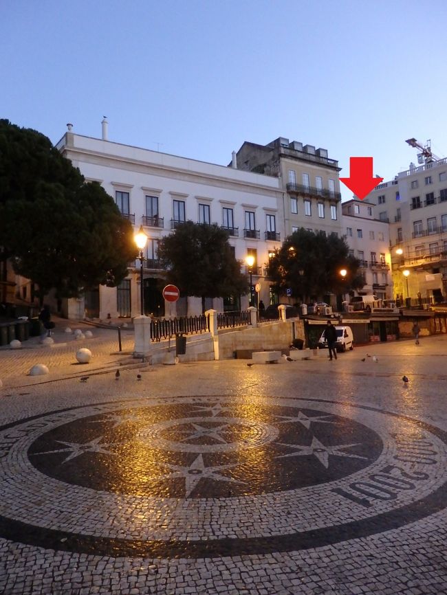 夜明けが遅いので、７時半でもまだ薄暗い状態です。<br /><br />街路灯の明かりもあって良い感じ。<br /><br />赤↓のところが、私達が泊まっている建物です。<br />