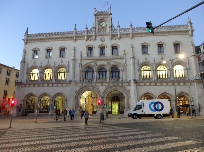 横断歩道もモザイクで出来てます。<br /><br />この石畳は歩きにくくて、足がとっても疲れます。