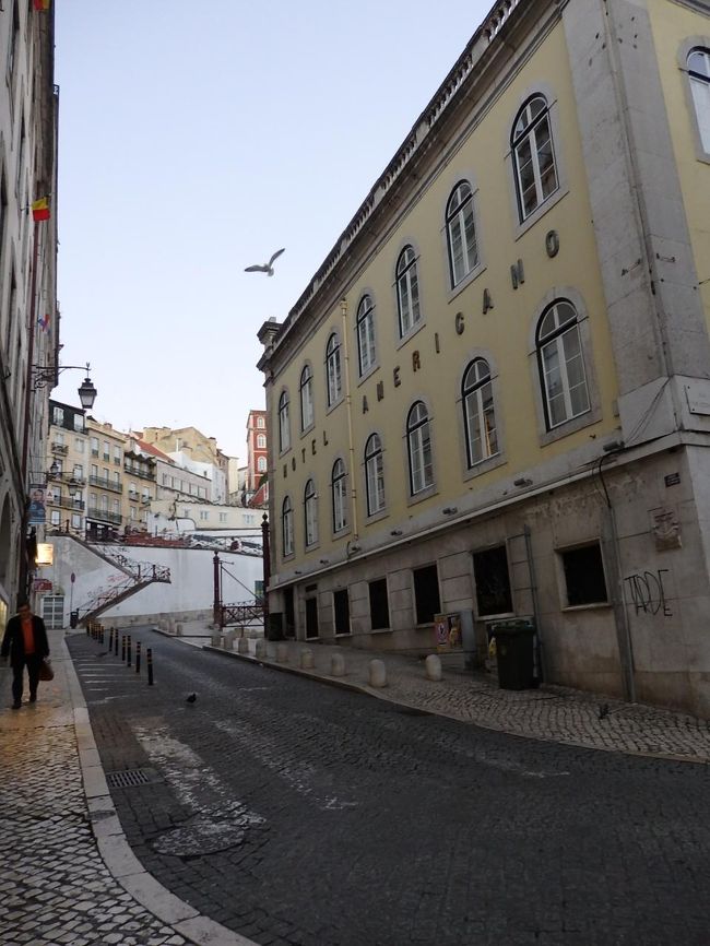 ロシオ駅横の路地を進んで行くと・・・