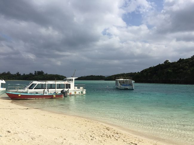 底地ビーチから川平湾に戻りました。川平湾は2度目ですが、いつ来ても美しいです。<br />周りに島があることや海の水の色が薄いことなども影響していると思います。空いている駐車場を、探すのに少し時間がかかりましたが、海近くの場所が空いていました。<br />石垣島に来たら絶対に来るべき場所だとつくづく感じました。