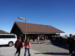 頂上に行く前にここオニヅカ･ビジター･センターで
高山病予防、体ならしのためしばし休憩です。