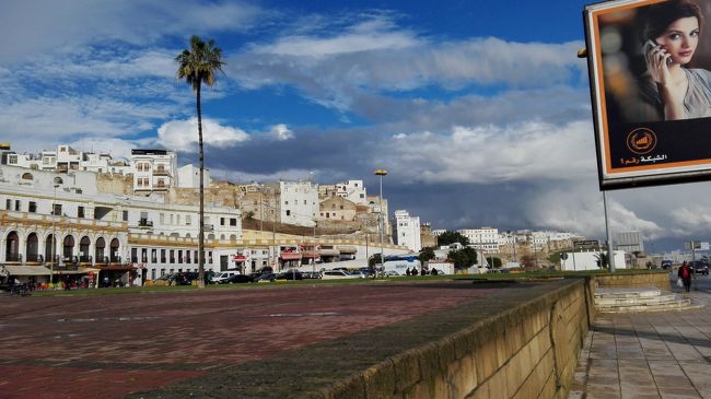 フェズへ向かう前のタンジェ(旧タンジェ駅周辺)の光景です。<br />奥の方には、タンジェのメディナが見えます。