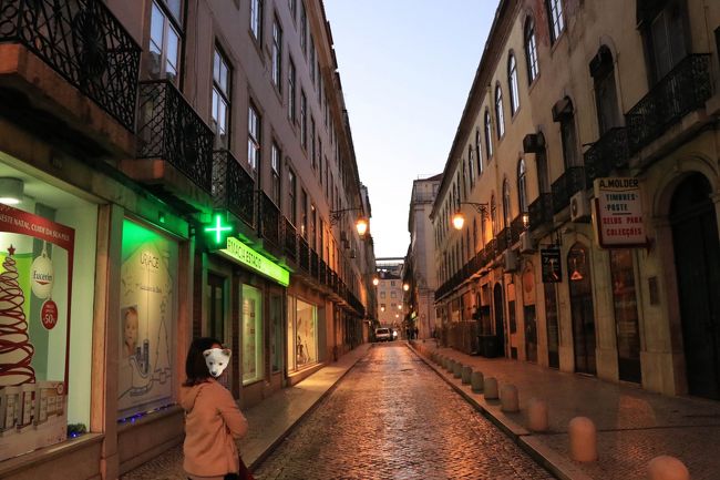 リスボンの空港に着いた時には暖かいと感じたけど、朝はかなり冷えていました。<br /><br />下調べしていたスーパーの場所を確認。夕方来てみよう。<br />スーパーで買い物するのも楽しみの一つなのです。<br />