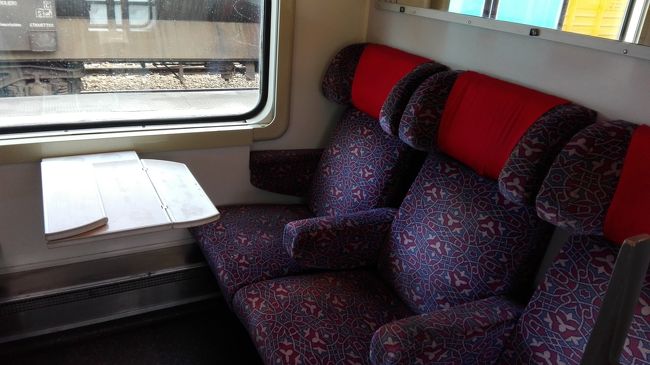 タンジェ⇒フェズの１等車両です。<br />この区間は少しだけ奮発して、１等を確保しました。<br />片道１１５ディルハム(約１３００円)でした。<br />１０:３０タンジェヴィル駅出発⇒１５:００くらいにフェズ駅に到着しました。<br />モロッコの鉄道車両は、おそらくフランス国鉄が所有していた車両のお古なのでは？！と思いました。<br />昔始めてヨーロッパに行った時に、当時のユーレイルパスをフル活用してヨーロッパをまわった時に利用した車両そのもの…と言った感じで、懐かしくもありました。<br />