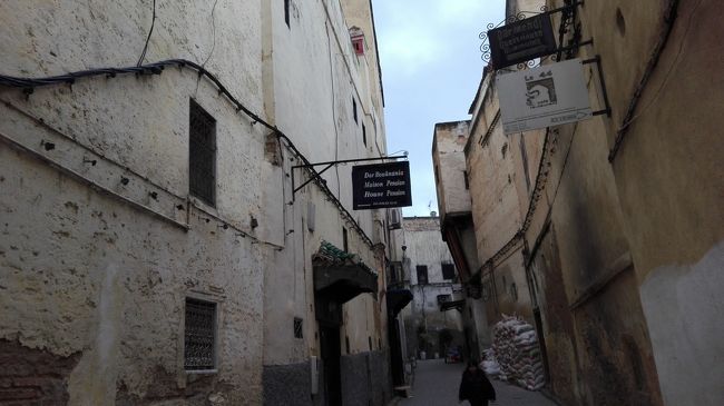 フェズ駅に着いた後、すぐに駅真向かいにあるスープラトゥールのバスターミナル窓口に向かって、翌日夜に出発するメルズーガ行きのバスチケットを確保してからプチタクシーの相乗りで、メディナ正門？！とも言えるブージュルード門まで向かいました。<br />ブージュルード門をくぐってから、大体５分くらいの更に狭い路地を入ったところに、予約していた宿(ホテル　ダルボーアナニヤ)がありました。<br />