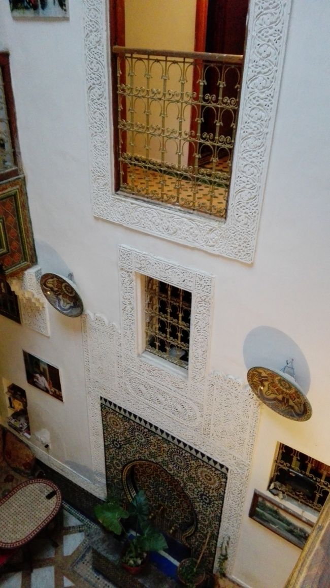 ホテル　ダルボーアナニヤの部屋がある廊下から中庭を見下ろした風景です。<br />この宿は、いかにもフェズ旧市街にある宿…と言った感じで、歴史を感じさせてくれるムードもありました。<br />