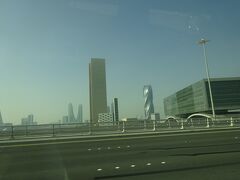 左はファイナンシャル・タワー（ウェスト・イースト・タワー)　中央はフォーシーズンズＨ　右はユナイテッド・タワー