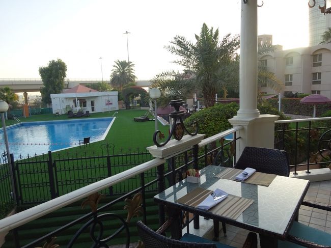 Ｈ　クラウン　プラザ(中庭とプール)