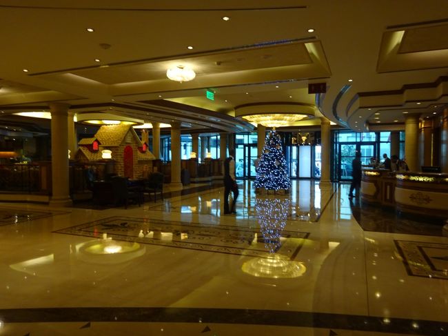 Ｈ　クラウン　プラザ（ロビー）（大晦日のパーティーの飾り付けが至る所に残っています。このロビーにサウジアラビア人（男性の白い服（カントゥーラ）と頭を覆っている布（クゥトラ）を着ています。）が一杯居ました。