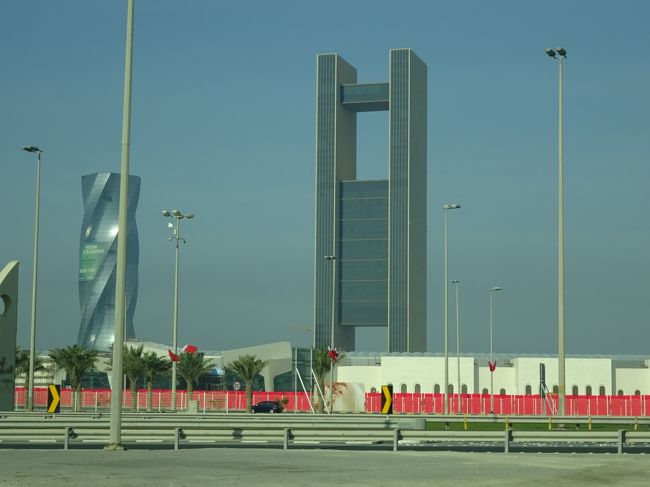 Ｖｅｌｔｒａ社のツアーに参加し、古代文明ディルムン遺跡を訪れます。<br />バーレーン湾の中央はＨフォーシーズンズ　左はユナイテッド・タワー