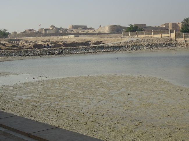 博物館より奥がバーレーン・フォート　その手前がタイロス期の遺跡