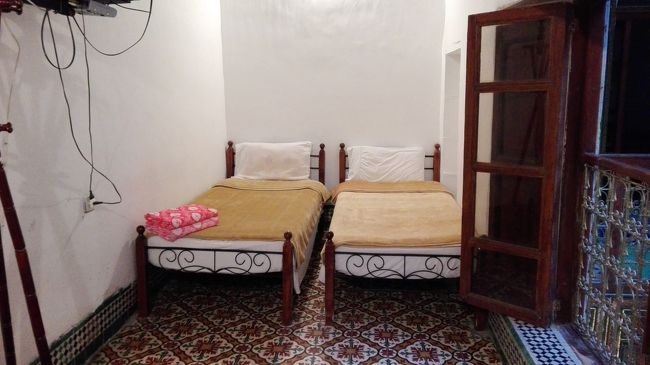 予約していた『ホテル　ダルボーアナニヤ』は、典型的なモロッコ型の建築様式で、外向けではなく、中に開かれているムードの宿でした。<br />部屋は、異様に細長い感じでした。<br />