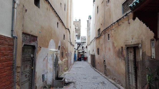 宿からメディナのメインストリートへ向かうところです。