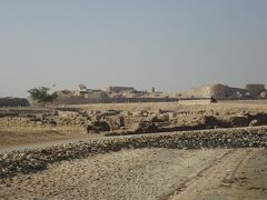 奥がバーレーン・フォート　その手前がタイロス期の遺跡