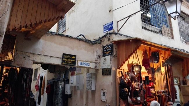 メディナのメインストリートから宿に向かう路地です。