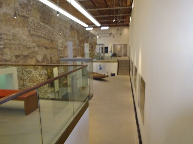 バーレーン要塞　博物館（バーレーンの歴史）<br />①初期ディルムン時代（ＢＣ２２００年～ＢＣ１８００年頃）<br />②中期ディルムン時代（ＢＣ１８００年～ＢＣ１０００年頃）<br />③後期ディルムン時代（ＢＣ１０００年～ＢＣ３３０年頃）<br />④タイロス時代（ＢＣ３３０年～ＡＤ６２９年頃）（ギリシャ文明の影響）<br />⑤イスラーム時代（６２９年～１５Ｃ）（イスラム化の時代）<br />⑥列強による支配（１６Ｃ～１７Ｃ）（主としてポルトガル）<br />⑦アル＝ハリーファ期（１８Ｃ～現在）