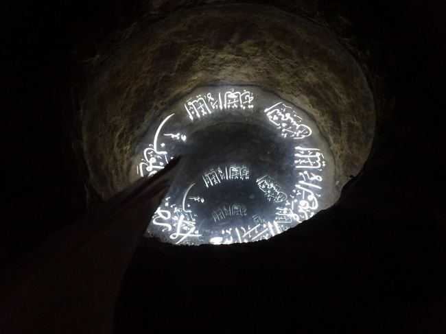 バーレーン砦（地下室の井戸の中　現代アートのオブジェです。）