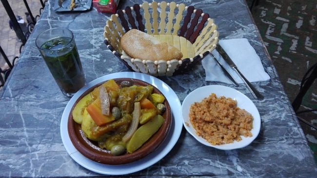 宿近くのレストランで食べたチキンタジンです。<br />フェズのレストランで出されるタジンは、モロッコの他の町で出されるタジンよりもボリューミー…と言った感じです。<br />しかも値段も４０ディルハム(約￥４５０)だったので、お得でした。