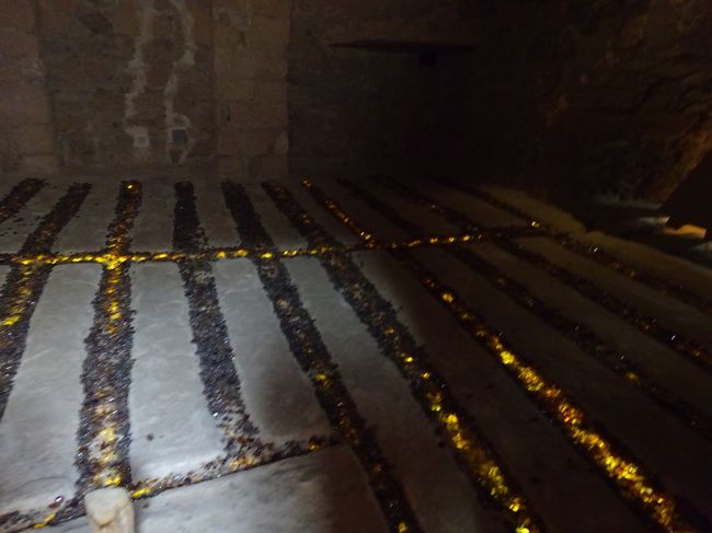 バーレーン砦（もう１つの地下室にも現代アートのオブジェがありました。