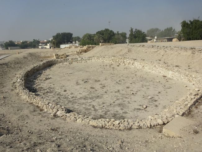 ⑦より　バルバル神殿（楕円形の囲曉池）