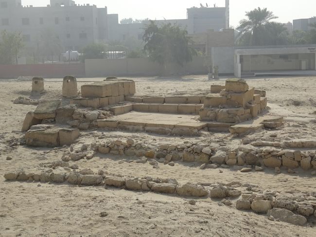 ⑪より　バルバル神殿（奥が博物館）