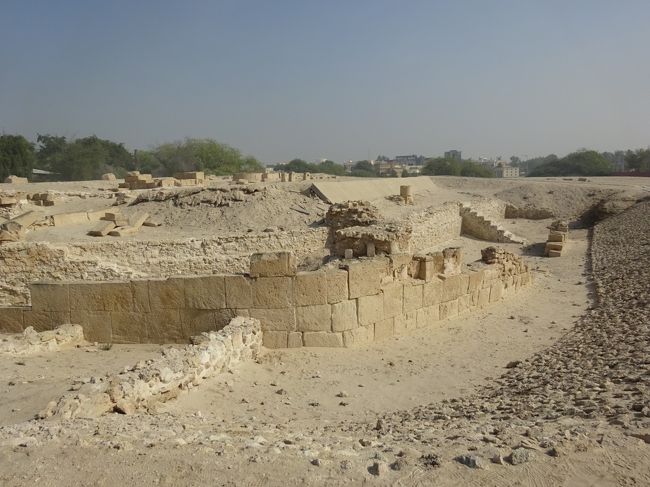 ③より　バルバル神殿（主神殿）（第１期と第２期は５０～６０Ｍの楕円形の基壇の上に一辺２５Ｍの方形の基壇を載せたもので、それに井戸　水槽　階段　楕円形の囲曉池等の付帯設備を伴っていました。第３期は一辺４０Ｍ程ですが、保存が悪いため、詳細は不明だそうです。）