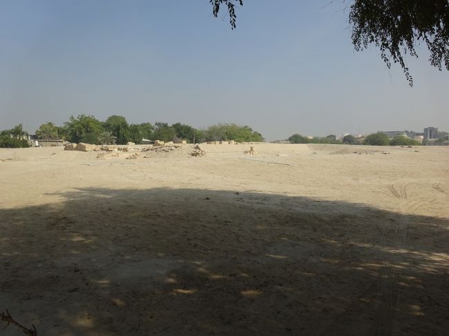 ②より　バルバル神殿全景（主神殿と北東神殿があり、北東神殿は第３期ですが今は埋め戻されています。）