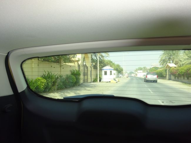 バルバル神殿近くの日本大使館（左）