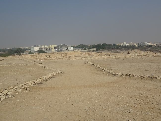 サール集落遺跡（全景）（初期ディルムン時代の遺跡で、初期は１～３期に分かれていますが、今の遺構は最後の３期にあたります。市街地区　神殿　北墓地　南墓地よりなっています。）北・南墓地は先程見たサール墓地跡です。ここには、市街地区と神殿があります。）