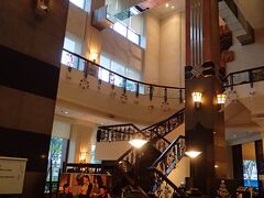 空港から40分くらいでホアンキエム湖近くのメリアハノイホテルに到着。
ガイドさんとはここでお別れ。
さすが5つ星という感じの雰囲気。
日本語が使えるスタッフがいるとなっていたが旅行中会えず。
でも英語が普通に使えるので問題なし。
移動疲れがあったのですぐに部屋へ移動。
エレベーターは部屋のカードキーを挿さないと動かない設定でした。
