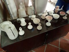 朝食でゆっくりしすぎて、ちょっと慌て気味にハロン湾ツアーに出発。

まずはバッチャン村に立ち寄り。
バッチャン村はハノイ市内の南東13Kmに位置する、
バッチャン焼きと呼ばれる陶磁器の工房がたくさん集まった村。
観光ツアー御用達の、工房付きの日本人向けお土産店へ。
工房ではバッチャン焼きの説明あり。
ふーん、という感じ。
