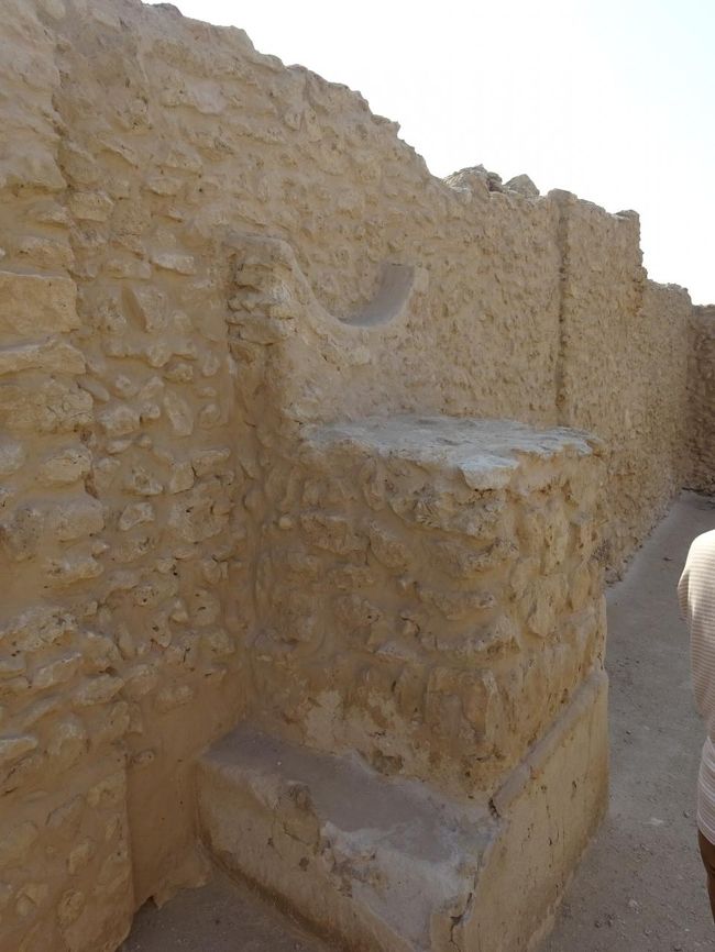 サール集落遺跡（神殿）（ここが中心で南バビロニアの影響を受けた「月」を意識した三日月形をした祭壇です。ここで儀式が行われました。）